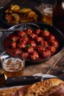 Крупним планом, вид зверху на тарілку фрикадельки з помідорами — стокове фото