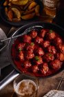 Крупним планом, вид зверху на тарілку фрикадельки з помідорами — стокове фото
