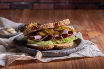Крупним планом смачний пастрамі, салат, шинка і солоний бутерброд — стокове фото