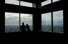 Silhouettes of unrecognizable tourist people admiring skyline views from high skyscraper in tokyo — Stock Photo