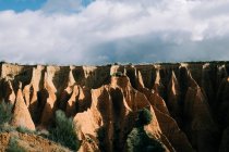 Вид на ущелину з сухою поверхнею оточений зеленою горою в сонячний день в Іспанії. — стокове фото