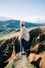 Vista lateral de turista feminina irreconhecível de pé com os olhos fechados no desfiladeiro contemplando montanhas verdes na Espanha — Fotografia de Stock