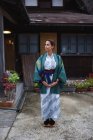Retrato de contemplativa jovem mulher caucasiana atraente vestindo um quimono tradicional japonês na pequena aldeia de Ainokura, Japão — Fotografia de Stock