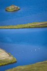 Von oben die malerische Landschaft des strahlend blauen Flusses, der zwischen vulkanischem Terrain in Island fließt — Stockfoto