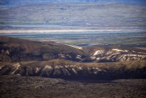 Cenário pitoresco de cordilheira severa áspera localizada no vale montanhoso estéril coberto com vegetação seca à luz do dia — Fotografia de Stock