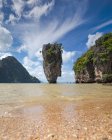 Malerischer Blick auf felsige steile Klippen und Felsen mit tropischem Wald bedeckt von ruhigem Meerwasser unter klarem blauen Himmel in Phuket Thailand — Stockfoto