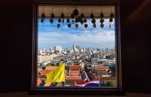 Paysage urbain spectaculaire de Bangkok avec des bâtiments contemporains de la fenêtre du célèbre temple bouddhiste Wat Saket contre ciel bleu nuageux — Photo de stock