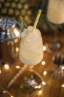 Da composição acima de coquetéis de Pina Colada clássicos doces servidos no balcão de bar perto de agitador e jigger — Fotografia de Stock
