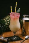 De la composition ci-dessus des cocktails classiques sucrés Pina Colada servis sur le comptoir du bar près de shaker et jigger — Photo de stock