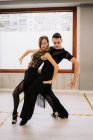 Ein Paar talentierter Tänzer bewegt sich anmutig, während sie im Saal während des Unterrichts Standardtänze einüben — Stockfoto