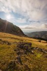 Unwegsames Hangland in den Bergen Spaniens an sonnigen Tagen — Stockfoto