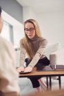 Psicologa femminile con placca gesticolare e dare consigli a clienti irriconoscibili durante l'appuntamento in psicoterapia — Foto stock