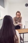 Fröhliche Beraterin hört anonymen Klienten zu, während sie während einer psychologischen Therapiesitzung hilft — Stockfoto