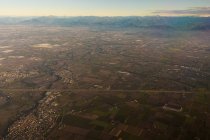Drohnenblick auf raue Halterungen gegen Hausdächer zwischen den Fahrbahnen bei Sonnenaufgang in den Dolomiten Italien — Stockfoto