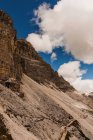 Cenário espetacular de Dolomite gama de montanhas com picos rochosos ásperos sob céu azul nublado em luz do dia na Itália — Fotografia de Stock