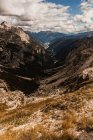 Вражаючі краєвиди Доломітського гірського хребта з грубими скелястими вершинами під блакитним хмарним небом в Італії. — стокове фото