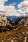 Захватывающий пейзаж горного хребта Доломит с грубыми скалистыми вершинами под голубым облачным небом при дневном свете в Италии — стоковое фото