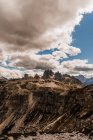 Захватывающий пейзаж горного хребта Доломит с грубыми скалистыми вершинами под голубым облачным небом при дневном свете в Италии — стоковое фото