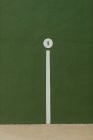 Біла лінія і коло з цифрою 1 зображені на зеленій стіні спортзалу — стокове фото