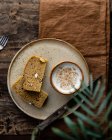 Top vista composição de fatias de saboroso pão integral fresco servido na placa com xícara de leite fresco — Fotografia de Stock