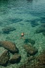 Homem flutuando no mar durante o verão — Fotografia de Stock