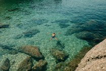 L'uomo galleggia nel mare durante l'estate — Foto stock