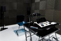 Sala com paredes de espuma à prova de som e equipamentos contemporâneos para exame audiológico e teste auditivo — Fotografia de Stock