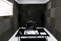 Camera con pareti in schiuma insonorizzata e attrezzature contemporanee per esami audiologici e test uditivi — Foto stock