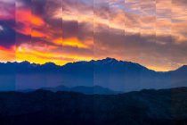 Vista pitoresca de alta montagem sob céu nublado colorido ao pôr do sol — Fotografia de Stock