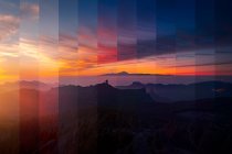 Живописный вид на высокую гору под ярким облачным небом на закате — стоковое фото