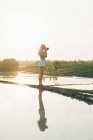 Блондинка фотографирует на рисовом поле в Кайсе — стоковое фото