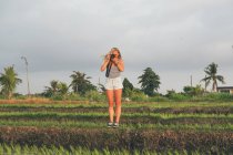 Femme blonde prenant des photos dans une rizière à Kajsa — Photo de stock