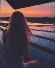 Блондинка, сидящая на рисовом поле в Кайсе — стоковое фото