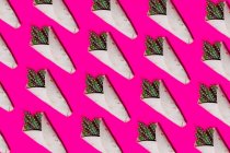 Modello a cornice completa vista dall'alto con involucri di tortilla con piante di cactus verdi disposte in ordine su sfondo rosa brillante — Foto stock