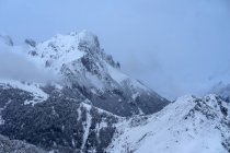 Neige dans le paysage hivernal des montagnes du parc naturel — Photo de stock