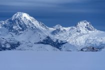 Nieva en el paisaje invernal de las montañas del Parque Natural - foto de stock