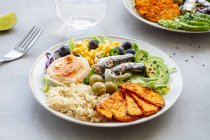Teller mit leckeren frischen Apfel- und Limettenscheiben neben Süßkartoffelkeilen und Oliven mit Humus auf dem Tisch — Stockfoto