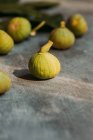 Спелые сладкие зеленые инжиры, свежесобранные с домашнего дерева, на столе с гранжевой текстурой. Также известный как спелые белые инжиры — стоковое фото