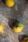 Figos verdes doces maduros, recém colhidos de uma árvore doméstica, na toalha de mesa azul pastel. Fruta saudável e orgânica. Também conhecido como figos brancos maduros — Fotografia de Stock