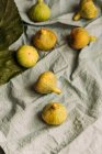 Reife süße grüne Feigen, frisch vom heimischen Baum geerntet, auf der pastellblauen Tischdecke. Gesundes und biologisches Obst. Auch als reife weiße Feigen bekannt — Stockfoto