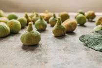 Figos verdes doces maduros, recém colhidos da árvore doméstica, na mesa com textura grunge. Também conhecido como figos brancos maduros — Fotografia de Stock