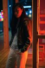 Portrait de fille asiatique debout près de la lumière au néon la nuit dans la rue — Photo de stock