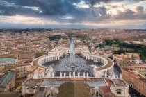 Сверху величественная сцена площади Святого Петра со старыми зданиями в Ватикане — стоковое фото