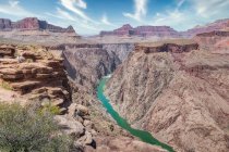 Paesaggio mozzafiato di fiume tra rocce nel Grand Canyon National Park in Arizona — Foto stock