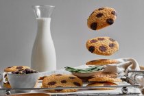 Смачне домашнє солодке печиво з шоколадними кораблями, які подаються на підносі зі скляною банкою молока — стокове фото