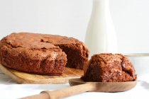Süßer Schokoladen-Brownie-Kuchen auf einem Holzschneidebrett auf dem heimischen Tisch serviert — Stockfoto