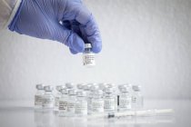 Manos de una doctora irreconocible sosteniendo un vial de vacuna contra el coronavirus - foto de stock