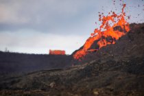 Close-up Vulcão Fagradalsfjall em erupção na Islândia entre nuvens de fumaça — Fotografia de Stock