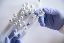 Medico femminile anonimo con flacone e siringa per vaccino — Foto stock