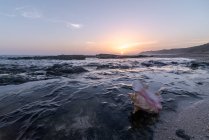 Meraviglioso scenario di rocce sulla costa Ribadesella sotto il cielo colorato al tramonto nelle Asturie — Foto stock